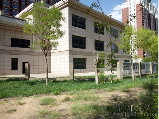 鳳凰新城小區(qū)某公辦性質(zhì)的幼兒園建成已四年，目前還未投入使用，外觀美麗