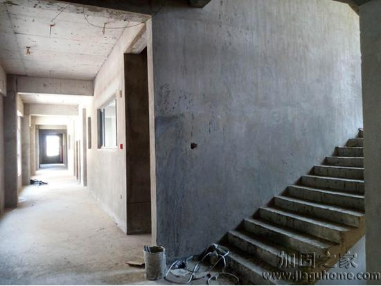 鳳凰新城小區(qū)某公辦性質(zhì)的幼兒園建成已四年，目前還未投入使用，外觀美麗里面卻沒(méi)有任何裝修