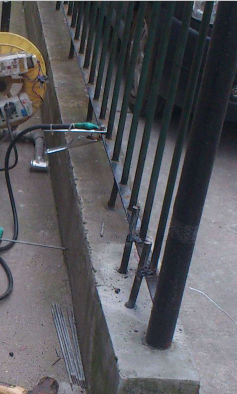 司機(jī)打盹撞上隔離帶，護(hù)欄被小車(chē)插穿還能加固嗎？