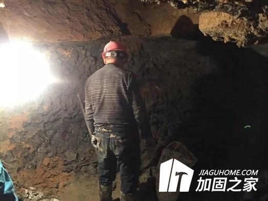 某小區(qū)業(yè)主私挖3米深地下室？房屋結(jié)構(gòu)能行嗎！